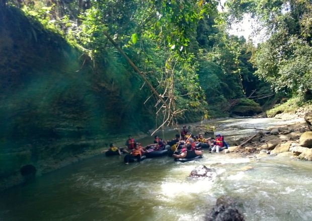 Terjun dan berbasah-basahan dengan tubing itu menyenangkan :)